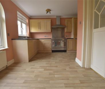 4 bedroom semi-detached house to rent - Photo 6