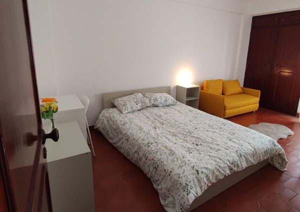 Quarto de casal Metro Reboleira e Clinica Lusiadas
