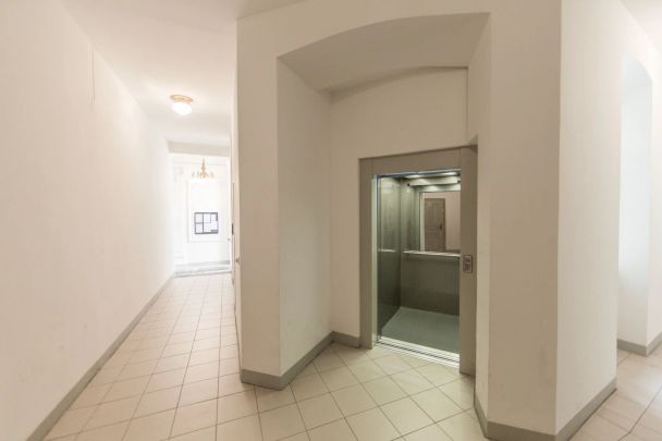 2-Zimmer Dachgeschoss Wohnung mit wunderschönem Ausblick auf die Keplerkirche - Photo 1