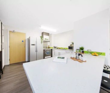 Large Standard Double Ensuite: Three Bed Flat - Photo 4