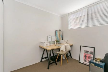 Easy & Modern Living in Leafy Corinda - Photo 2