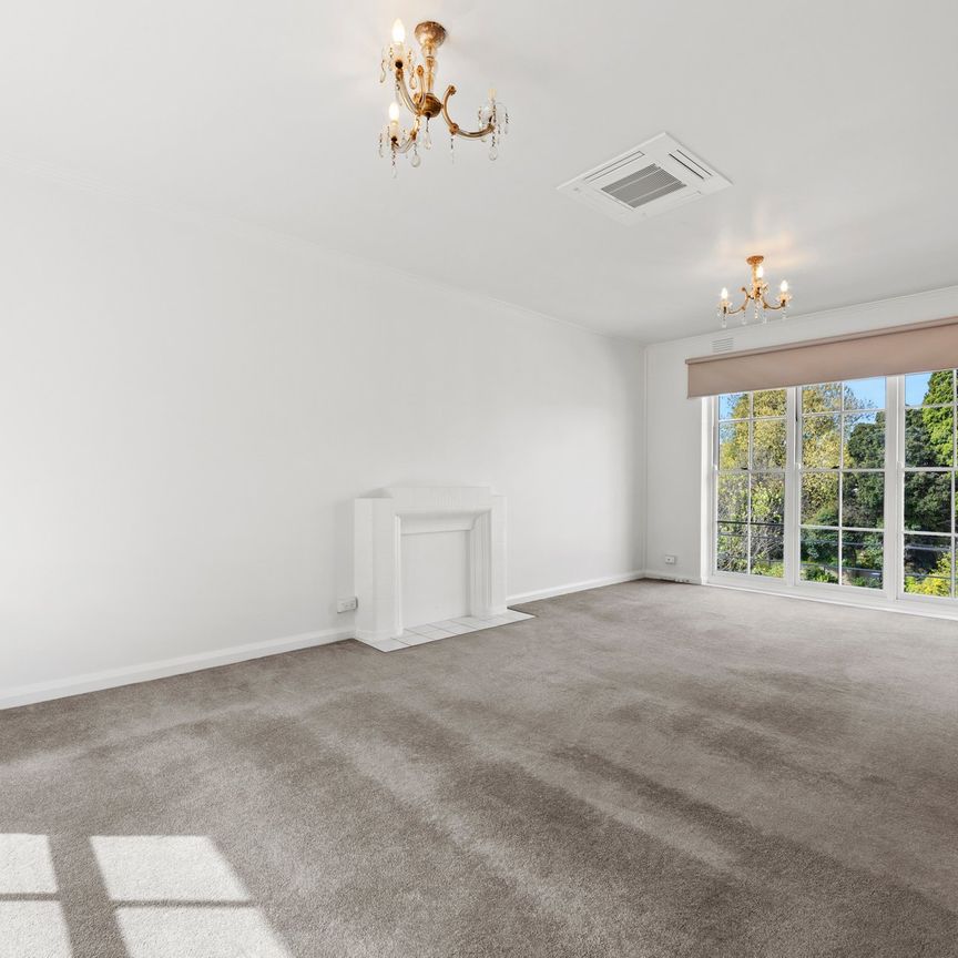 Charming Top Floor Retreat in a Prime Lifestyle Location - Photo 1