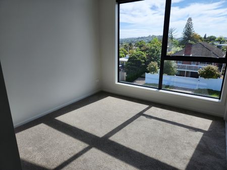 Property Management320 Rangatira Road, Beach Haven - Townhouse for Rent - Photo 3