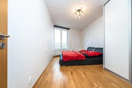 Velký byt 3Kk s balkonem, garáží a sklepem v 11 patře s výtahem - Photo 5