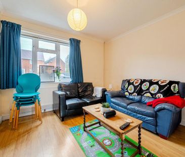 4 bedroom semi-detached house to rent - Photo 2