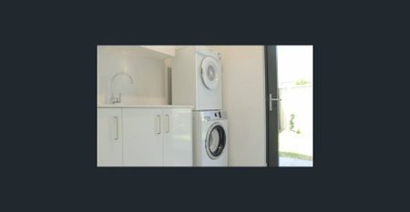 Modern Three Bedroom Townhouse In Hope Island - Photo 5