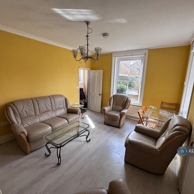 4 bedroom end of terrace house to rent - Photo 1