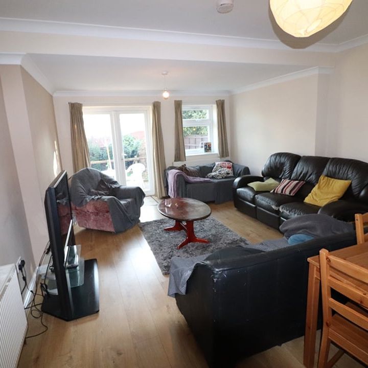 8 Bed Detached House, Ripstone Gardens, SO17 - Photo 1