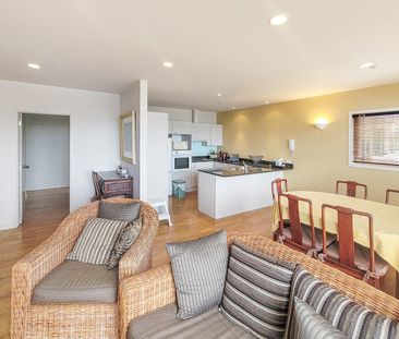 Spacious 3 bedroom 2 Bathroom apartment with amazing views and carp... - Photo 2