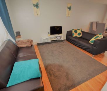 5 bedroom House in Woodbridge Lawn, Leeds - Photo 2
