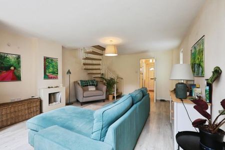 3 bedroom semi-detached house to rent - Photo 3