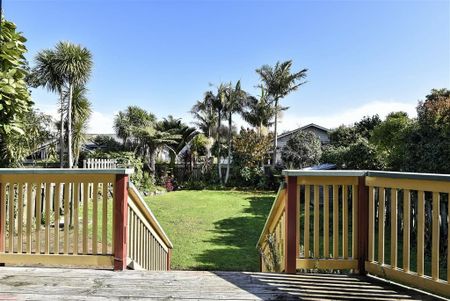 Character 1920's Bungalow - With wood burning fireplace and Heatpump! - Photo 4