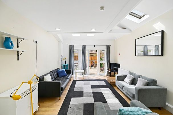 4 Bed Terraced House, Chingford Road, E17 - Photo 1