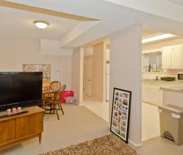 Killarney, large, bright, 2 BR & den, "raised" lower unit, near bus... - Photo 1
