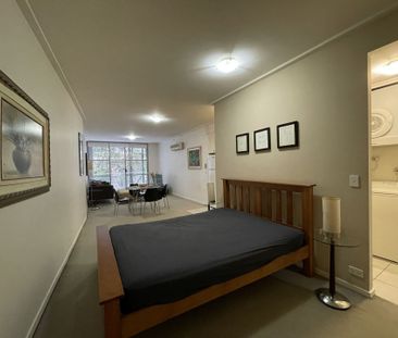 Stylish Furnished Studio Apartment in the Heart of the City - Photo 6