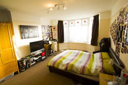 4 bedroom semi-detached house to rent - Photo 4