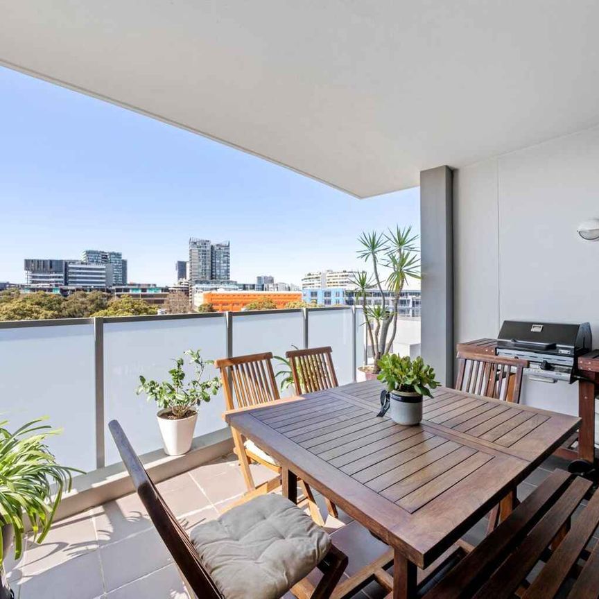 LARGE UPDATED EAST FACING 2BEDROOM APARTMENT - Photo 1