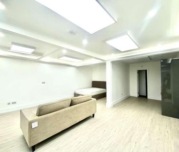 Kilburn High Road, London, NW6 - Photo 2