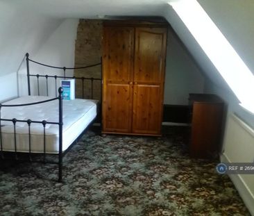 1 bedroom in a house share to rent - Photo 2