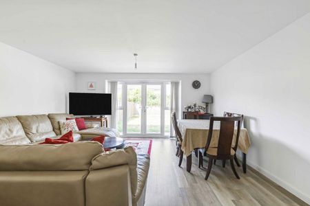 4 bedroom semi-detached house to rent - Photo 2