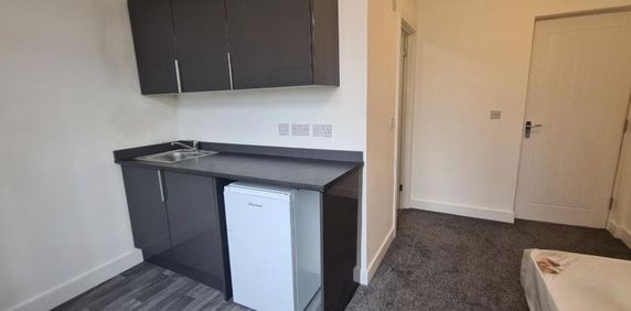 1 bedroom in a house share to rent - Photo 2