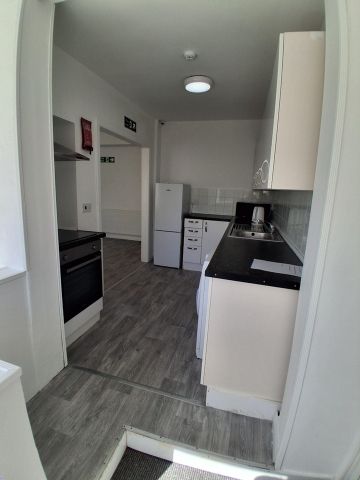 Room in a Shared House, Kingston Road, LU2 - Photo 4