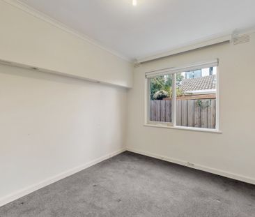 Easy Living in the Heart of Essendon – Water & Power Included - Photo 6