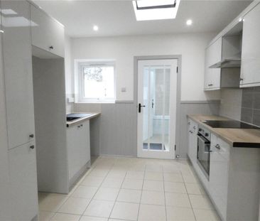 2 bedroom end of terrace house to rent - Photo 5