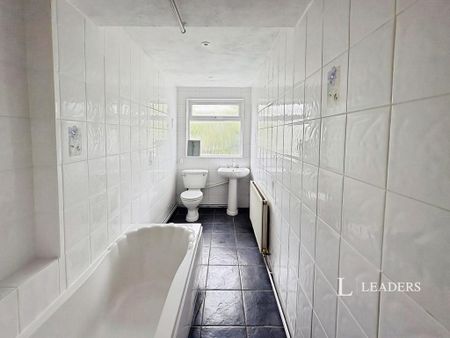 3 bedroom semi-detached house to rent - Photo 3