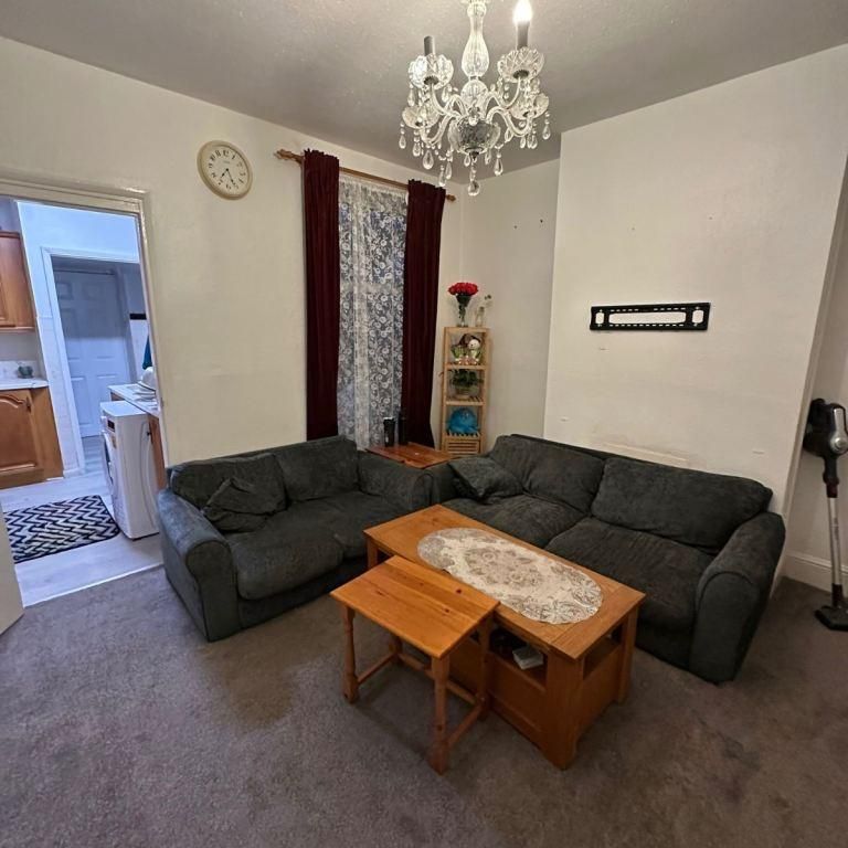 1 bedroom in a house share to rent - Photo 1