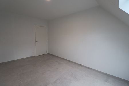 BEN-woning met 3 slaapkamers, terras met tuin, tuinberging en autostaanplaats. - Photo 4