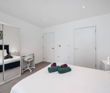 3 bedroom flat to rent - Photo 4