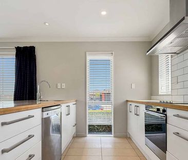 ROLLESTON - 4 BEDROOM, 2 BATHROOM, 2 LIVING - Photo 3