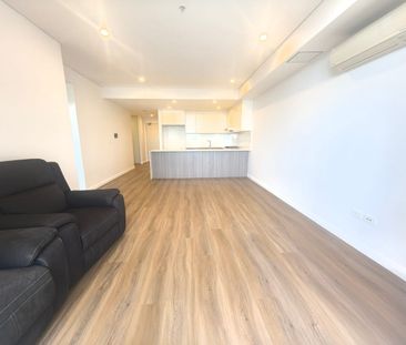 Modern Two-Bedroom Apartment with Uninterrupted District View - Photo 4