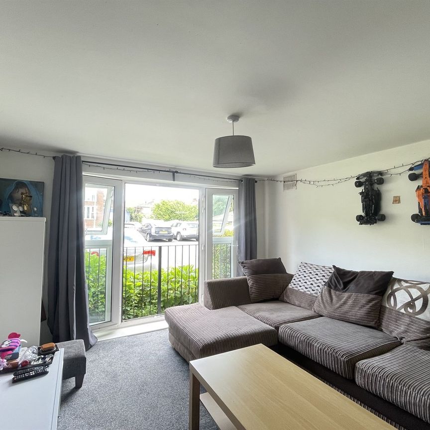 Alexander Square, Eastleigh - Photo 1