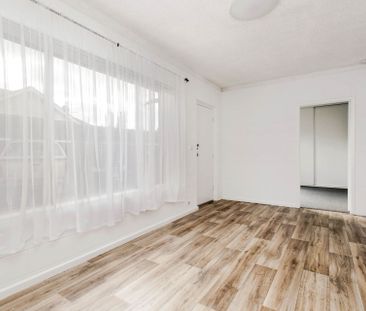 Updated & Secure Ground Floor 2 Bedroom Unit - Photo 3