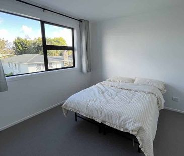 Room for rent in modern 4BR Townhouse in Te Atatu! - Photo 2