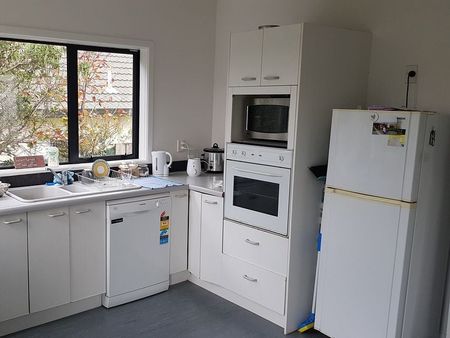 2 Bedroom Sunny Art Deco Style in Paparangi - Photo 3