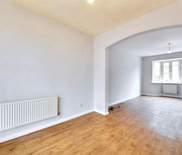 4 bedroom detached house to rent - Photo 2