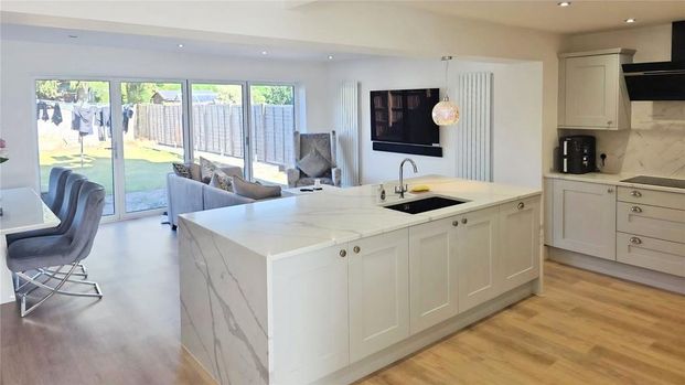 4 bedroom detached house to rent - Photo 1