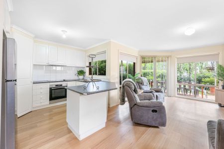 Charming 3 Bedroom Townhouse - Photo 3