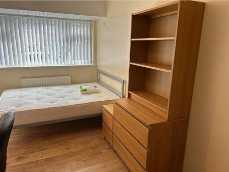 4 bedroom semi-detached house to rent - Photo 4