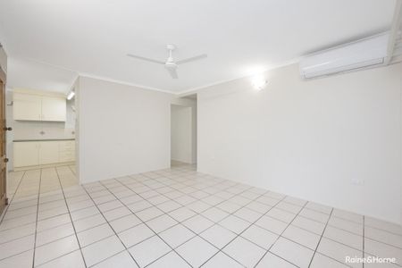 Charming 3 bedroom, 1 bathroom home is waiting for YOU! - Photo 2