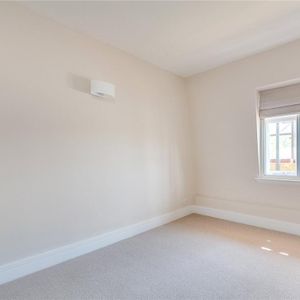 2 bedroom flat in London - Photo 2