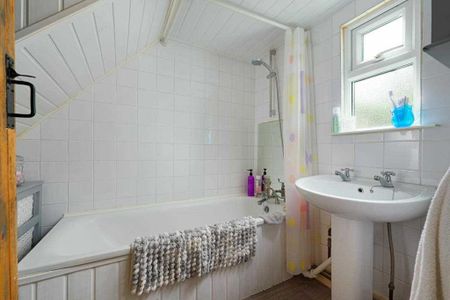 2 bedroom semi-detached house to rent - Photo 2