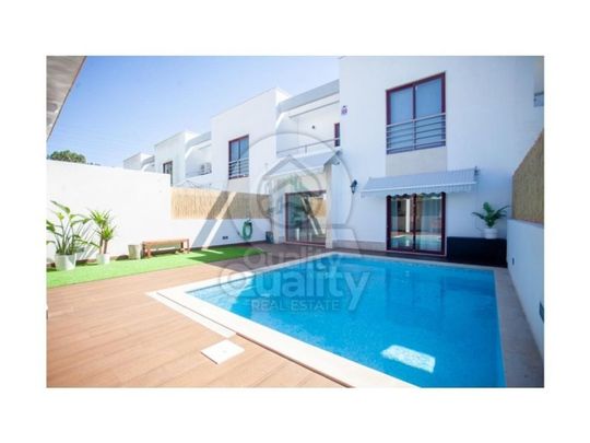 4 room luxury House for rent in Barreiro, Distrito de Setúbal - Photo 1