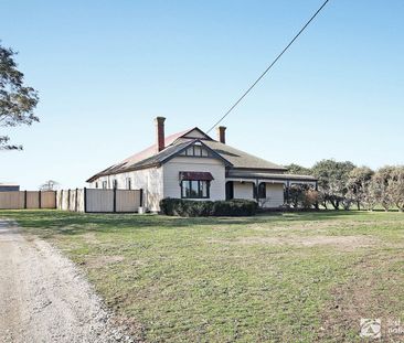 Character home on 1 acre! - Photo 6