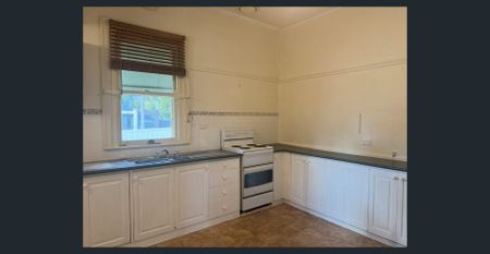 Charming 2-Bedroom Home - Close to Bendigo Hospital - Photo 4