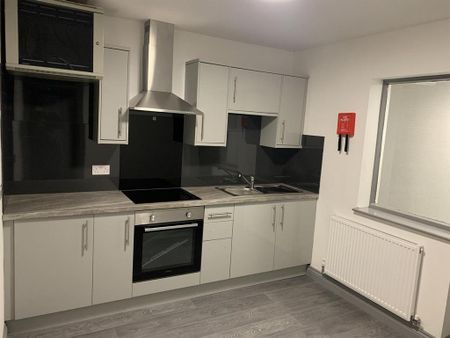 3 bedroom flat to rent - Photo 4