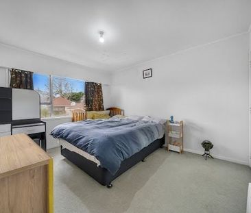 2 spacious bedroom unit with sun room available - Photo 4